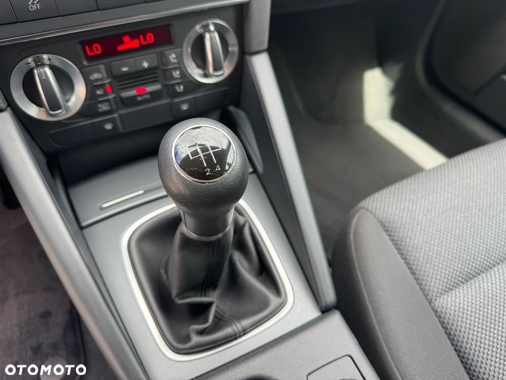 Audi A3 3-drzwiowe 1.6 Attraction - 14