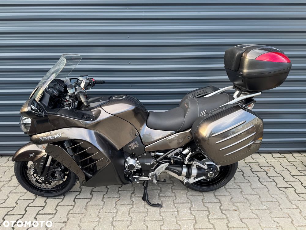 Kawasaki GTR - 4