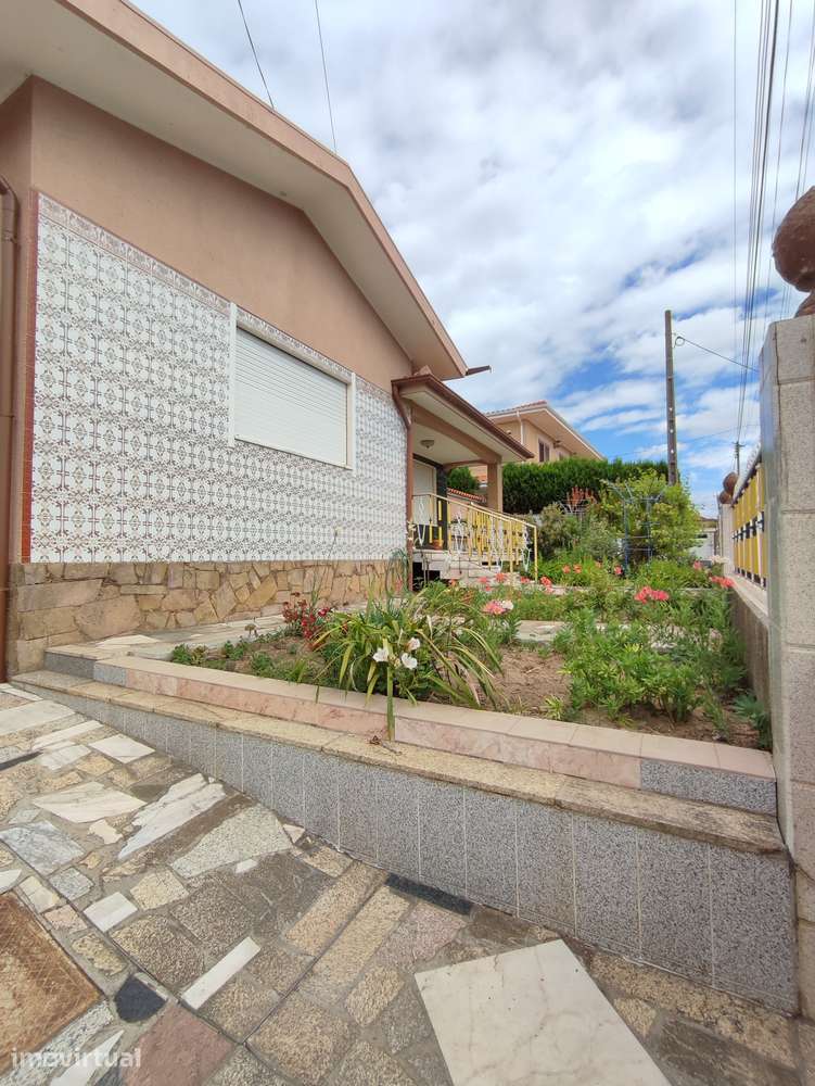 Moradia térrea com 4 frentes, garagem, anexos, jardim e bons acessos - Grande imagem: 3/53