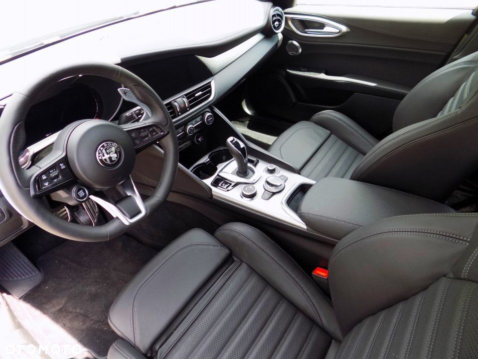Alfa Romeo Giulia - 10