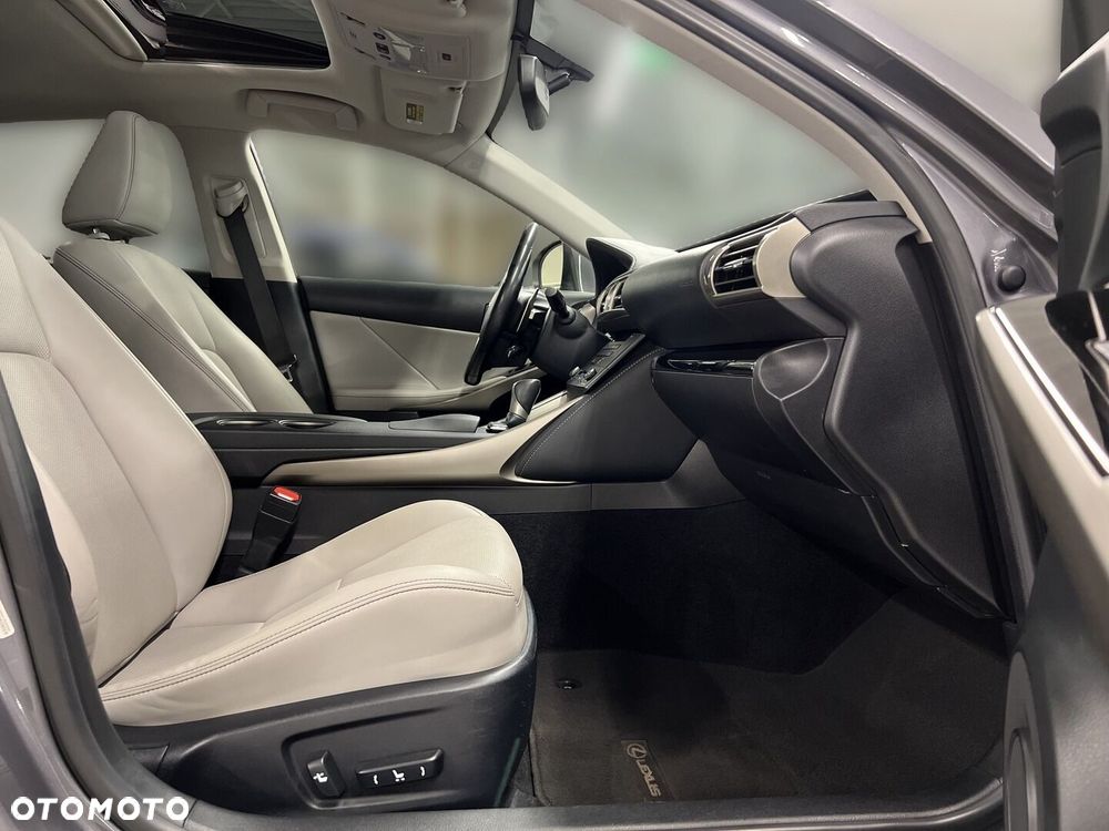 Lexus IS 200t Prestige - 11