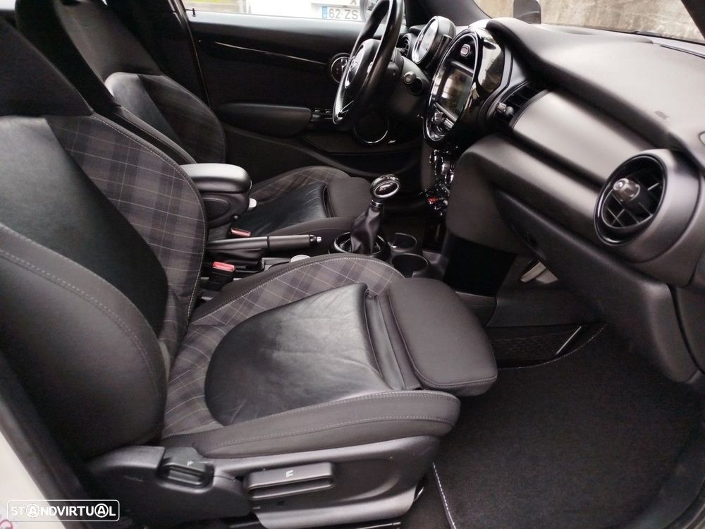 MINI 5 Portas Cooper D Auto - 18