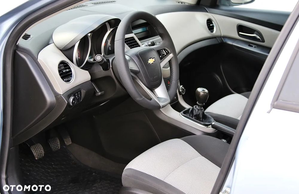 Chevrolet Cruze 1.6 LS+ - 12