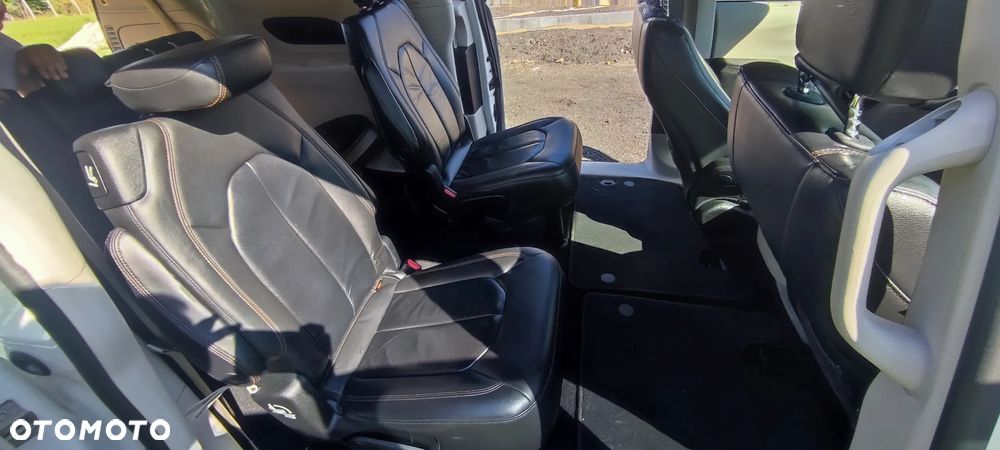 Chrysler Pacifica - 11