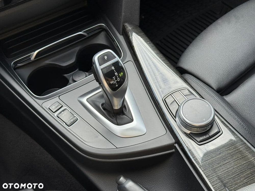 BMW Seria 3 330i xDrive - 12