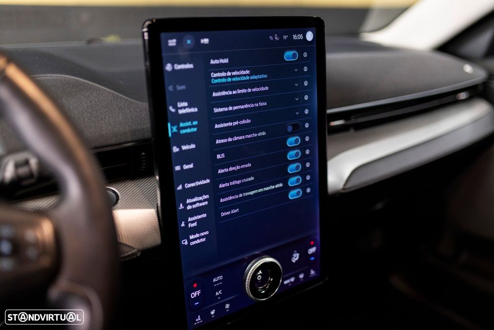 Ford Mustang Mach-E Standard - 24