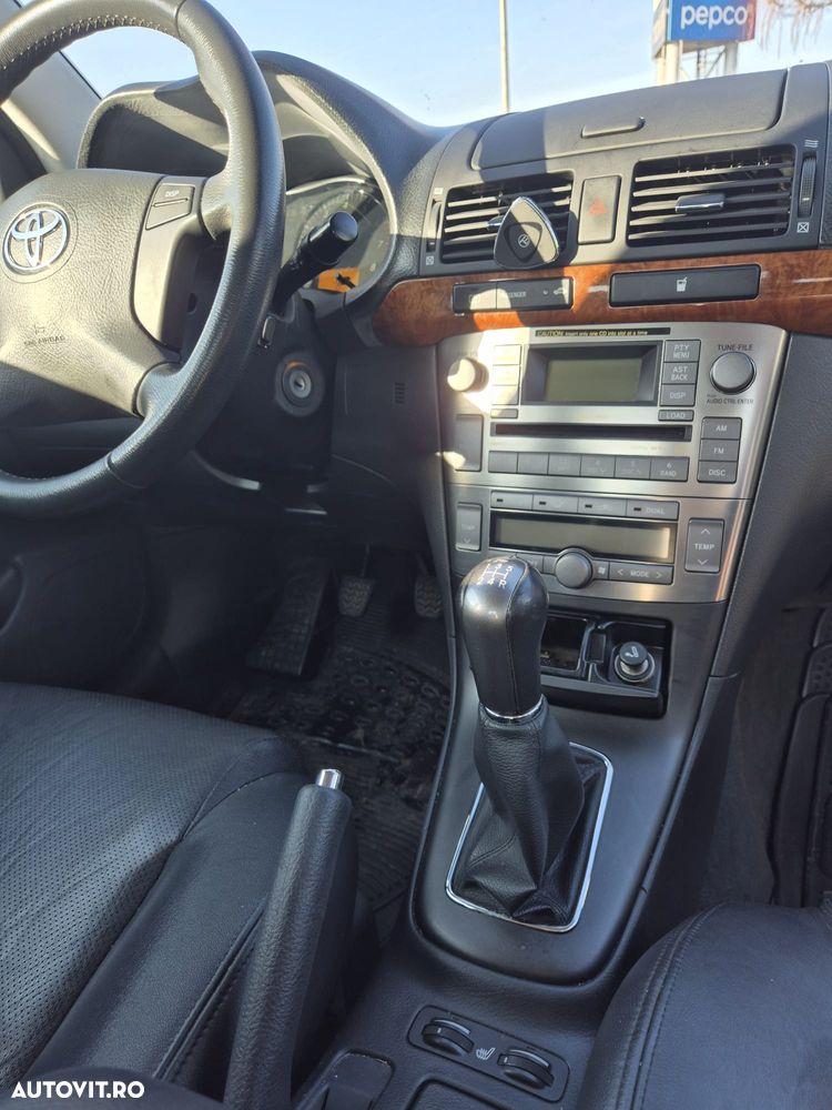 Toyota Avensis 2.0 Sedan Executive - 14