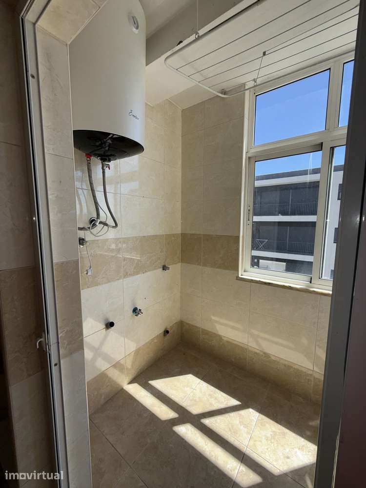 Apartamento T3 com Garagem ao Hospital Santos Silva - Grande imagem: 3/17