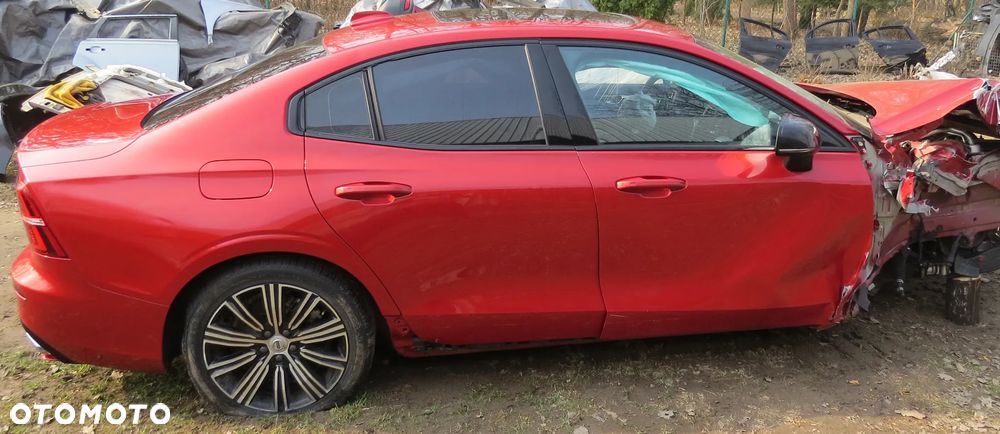 SŁUPEK ŚRODKOWY B PRAWY VOLVO S60 III 19-25 - 1
