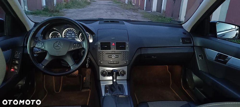 Mercedes-Benz Klasa C 180 CGI Automatik BlueEFFICIENCY Avantgarde - 12