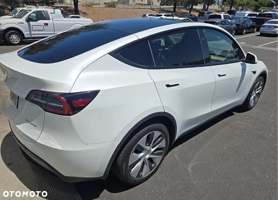 Tesla Model Y Long Range Dual Motor AWD - 4