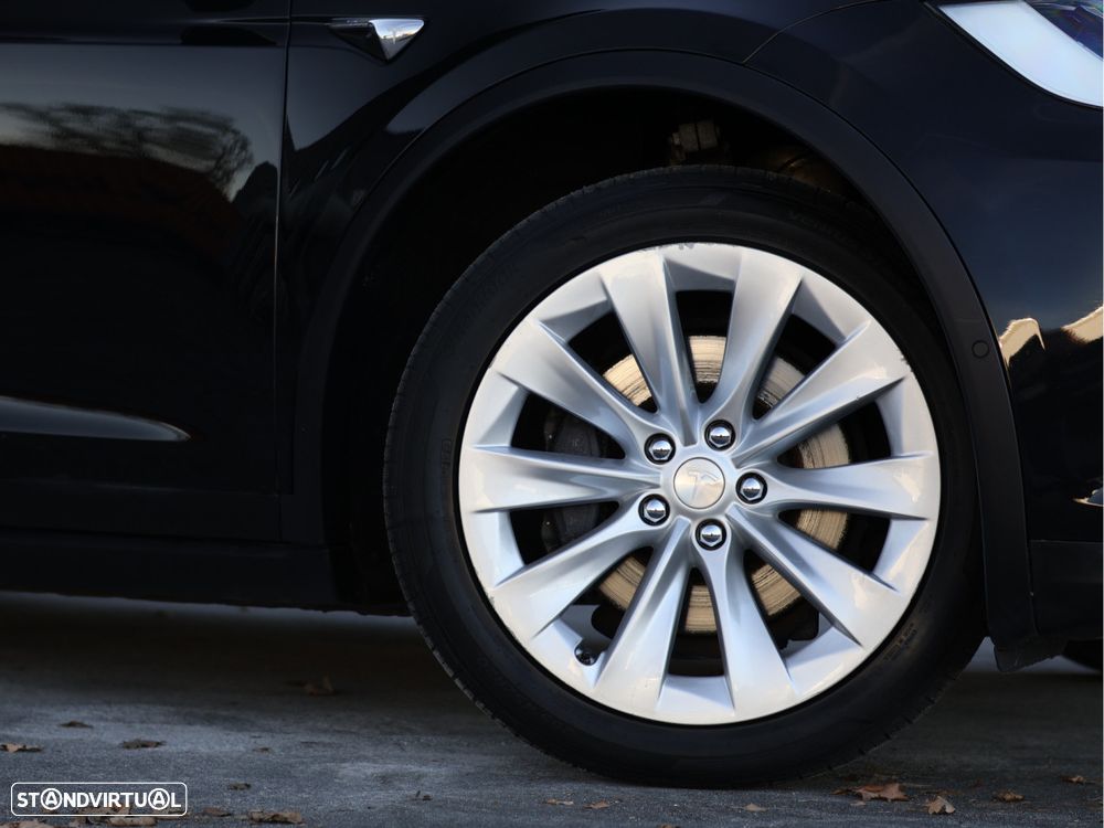 Tesla Model X 90D - 33