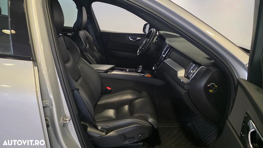Volvo XC 60 B4 MHEV AT8 AWD R-Design - 12