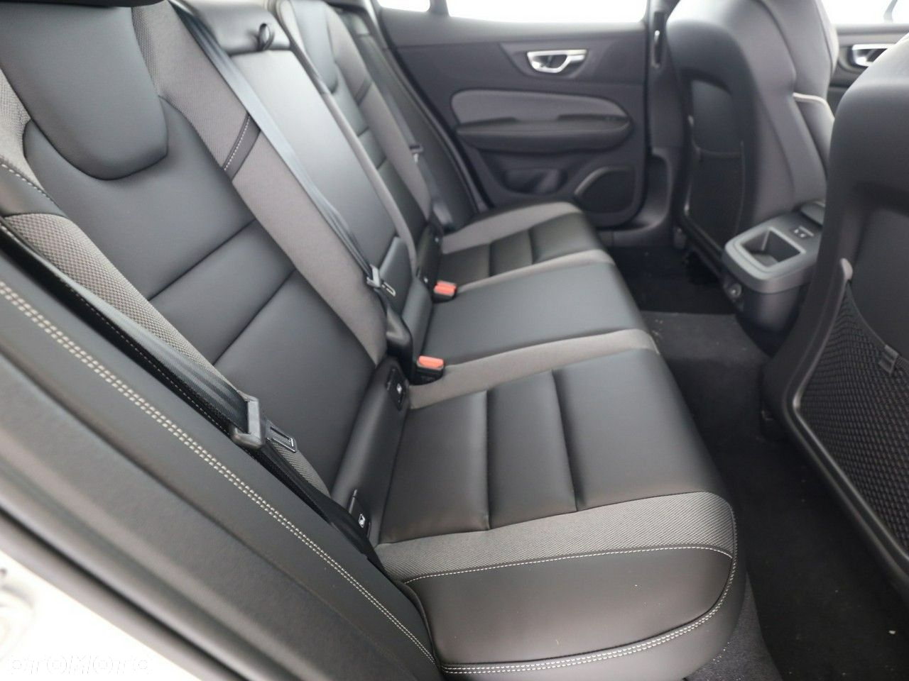 Volvo S60 B5 B AWD Plus Dark - 4