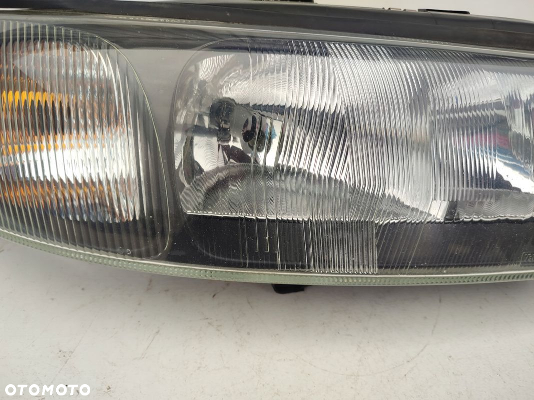 Lampa prawy przód VOLVO V70 II ORYGINAŁ EUROPA 8693568 - 2