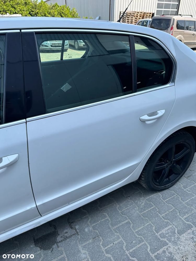 SKODA SUPERB II LF9E SEDAN DRZWI LEWE TYLNE KOMPLETNE - 1