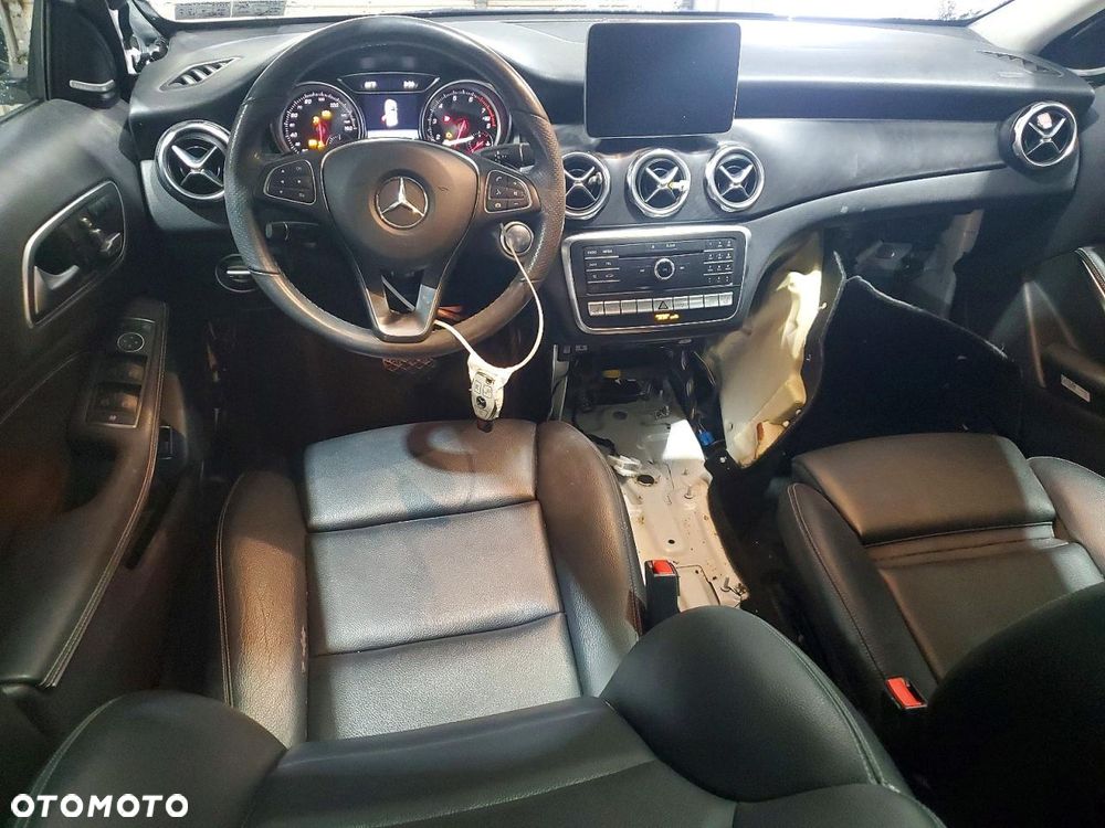 Mercedes-Benz GLA 250 4Matic 7G-DCT - 9