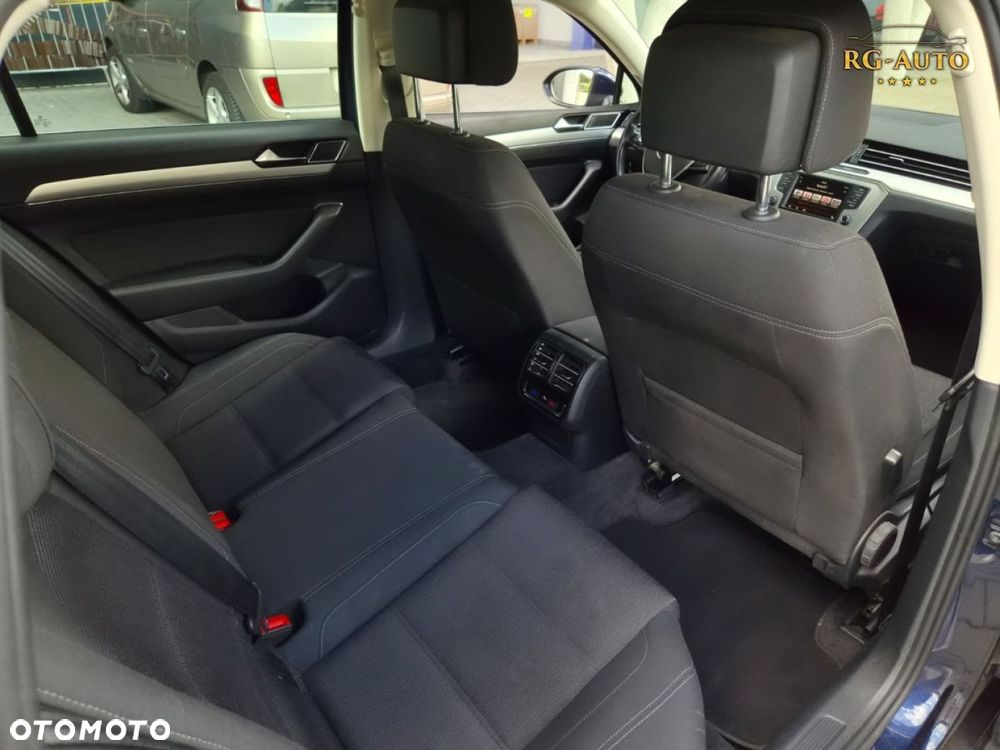 Volkswagen Passat - 30