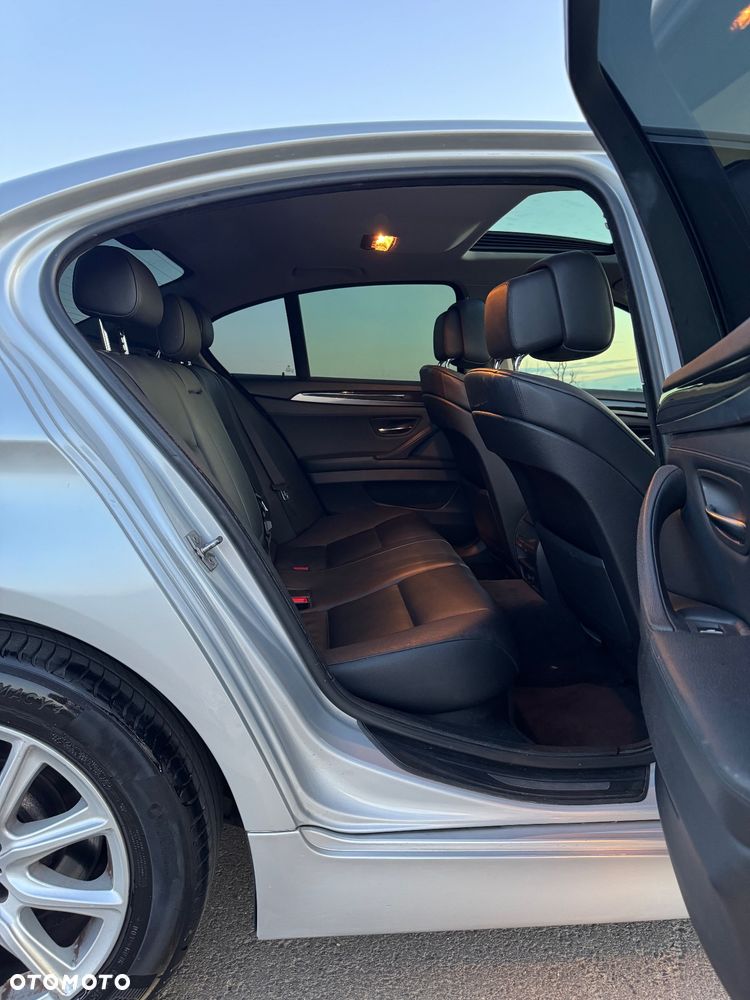 BMW Seria 5 523i Touring - 16