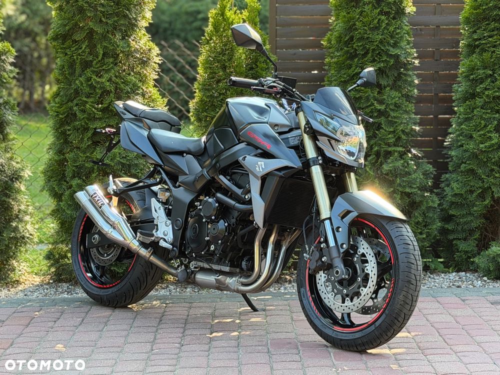 Suzuki GSR - 1