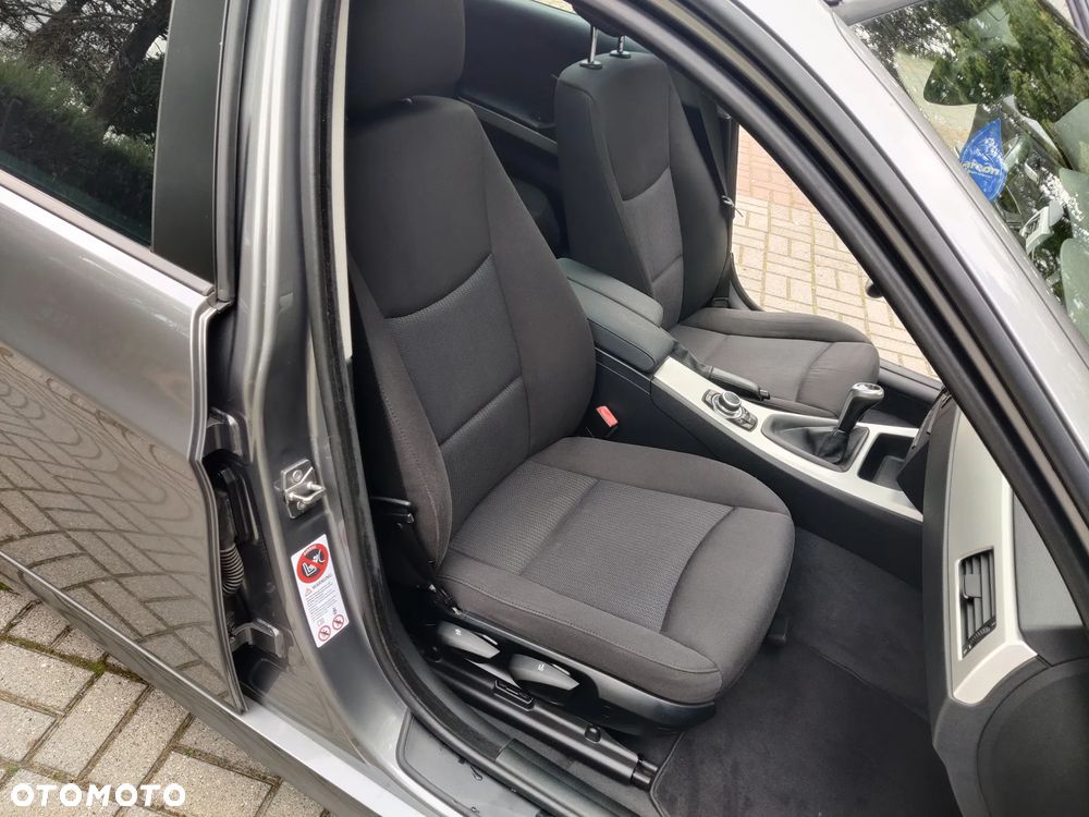 BMW Seria 3 318i Touring Edition Exclusive - 29