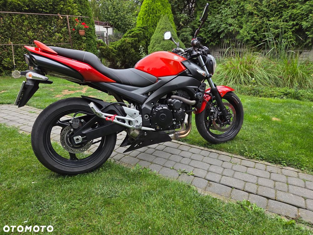 Suzuki GSR - 4