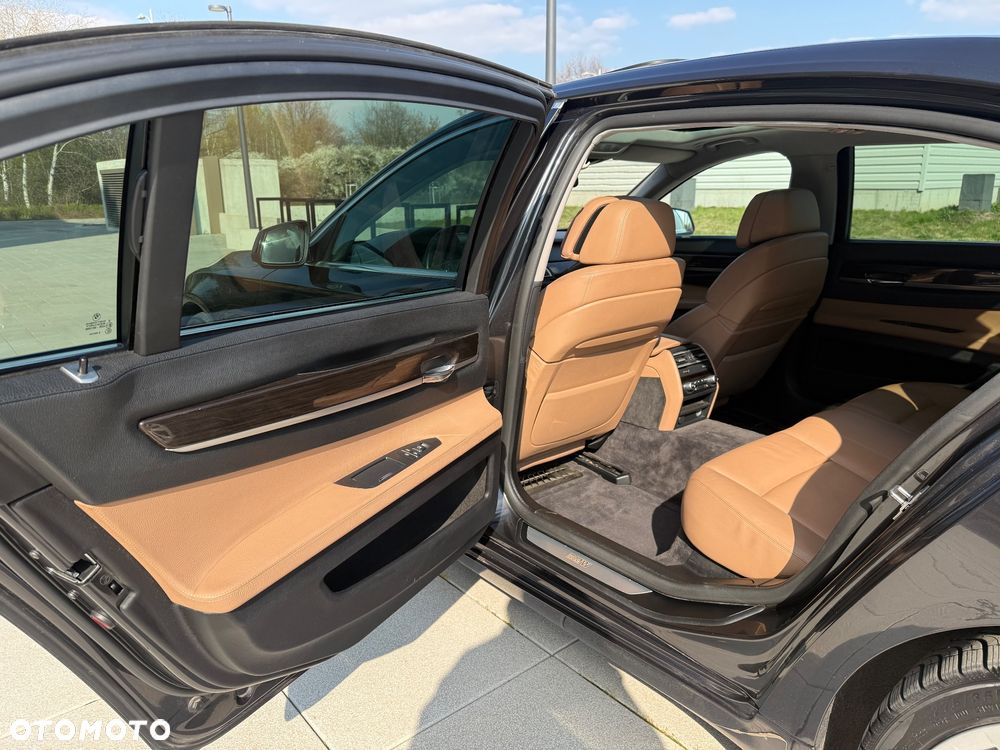 BMW Seria 7 750Li xDrive - 27