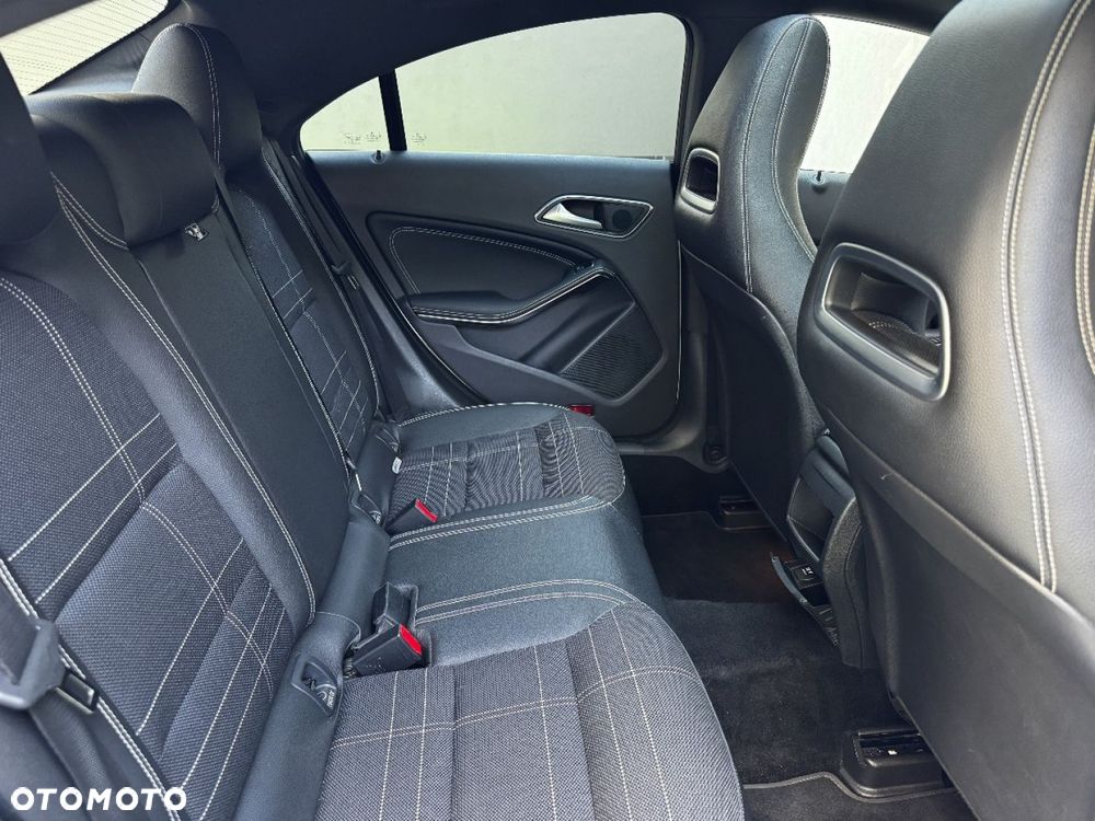 Mercedes-Benz CLA 180 Urban - 25