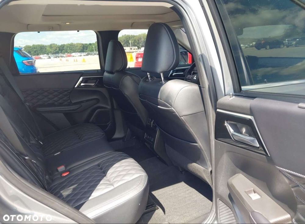 Mitsubishi Outlander - 10