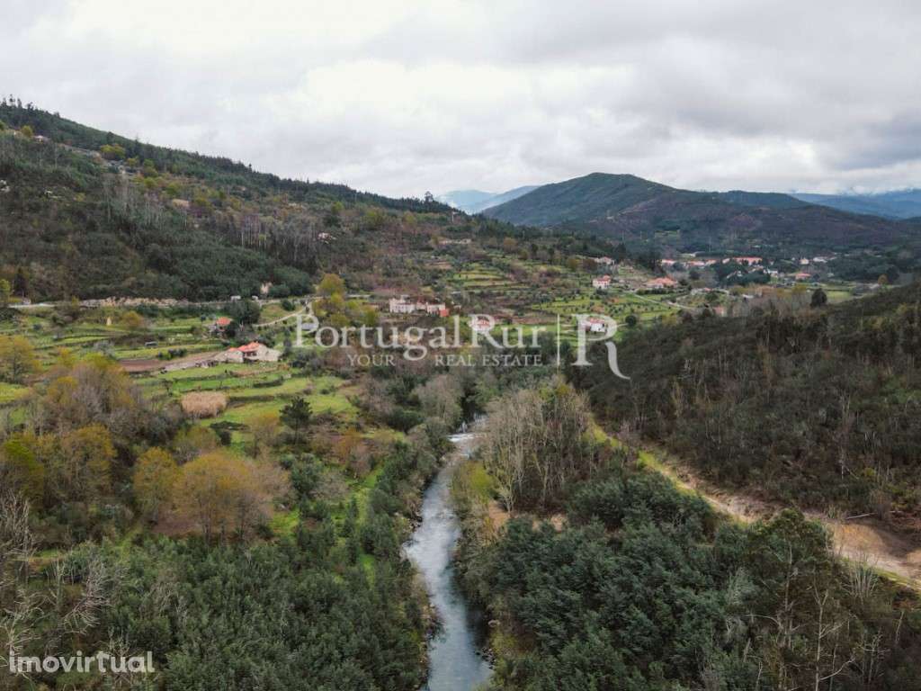 Quintinha confinante com o rio em Avô - Grande imagem: 3/35