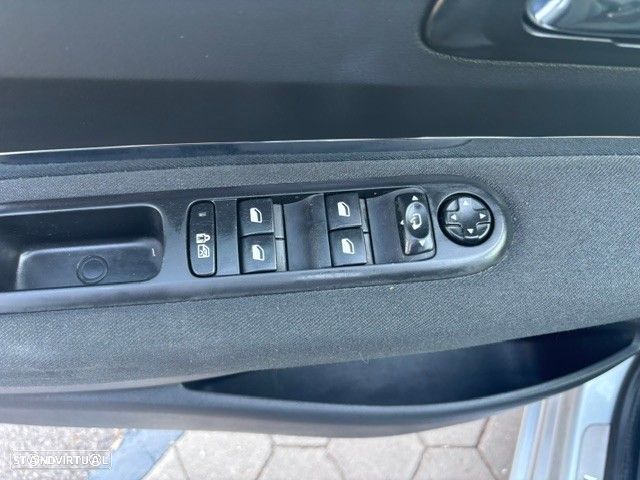 Peugeot 5008 1.6 HDi 7L Allure - 23
