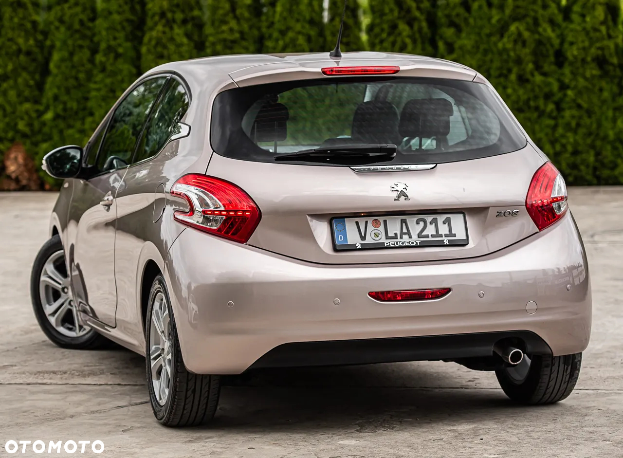 Peugeot 208 - 8