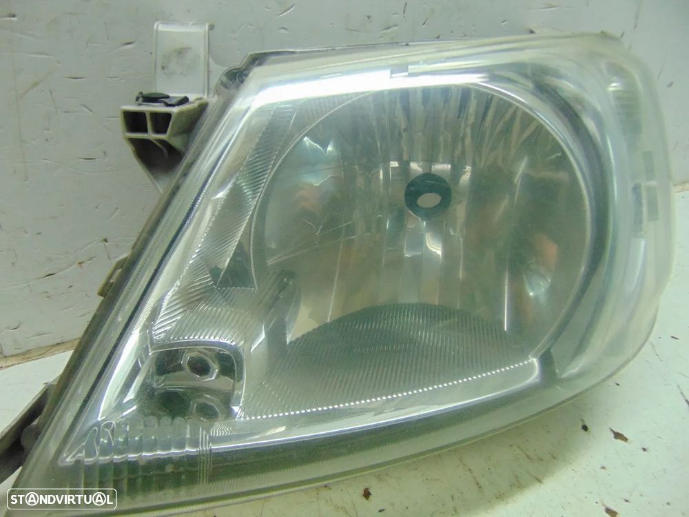Toyota Hilux farol - 2