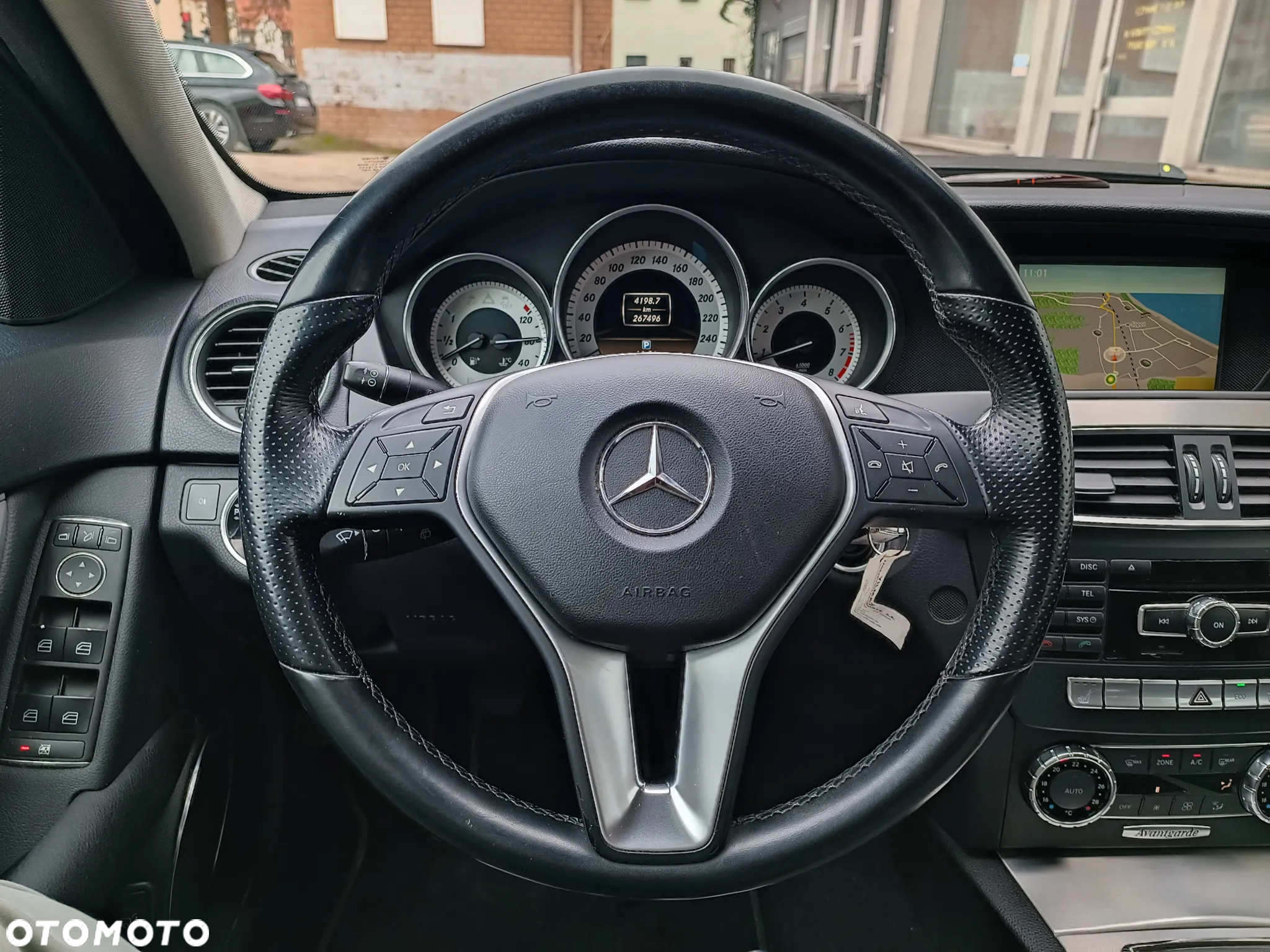 Mercedes-Benz Klasa C 180 CGI BlueEff Avantgarde - 15
