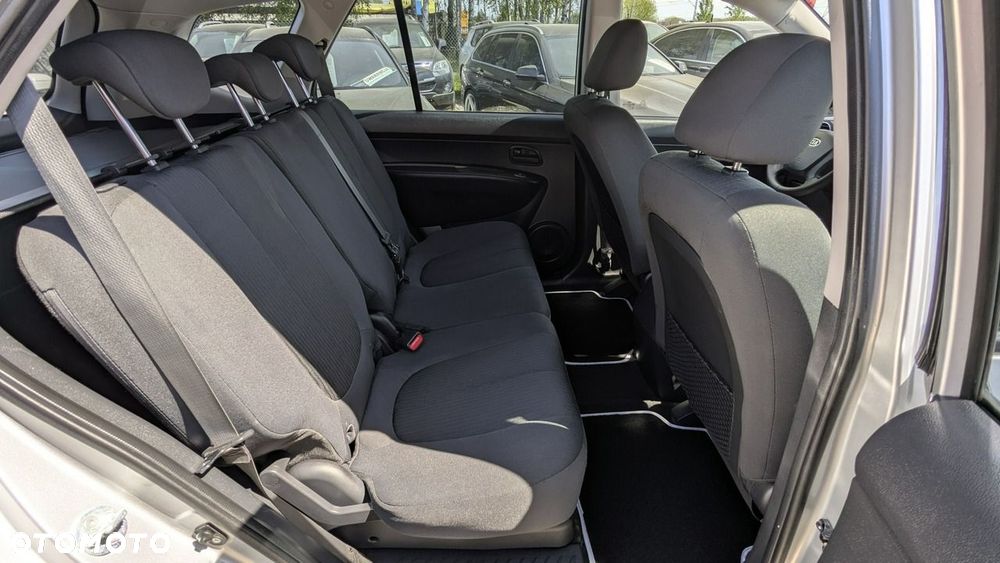 Kia Carens - 20