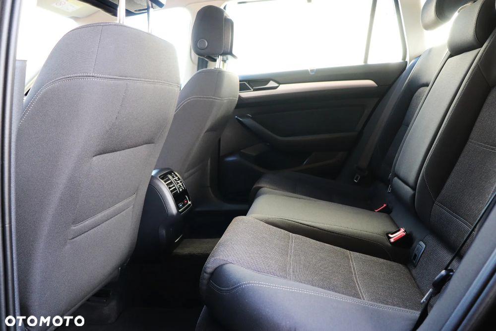 Volkswagen Passat 2.0 TDI SCR DSG Comfortline - 23