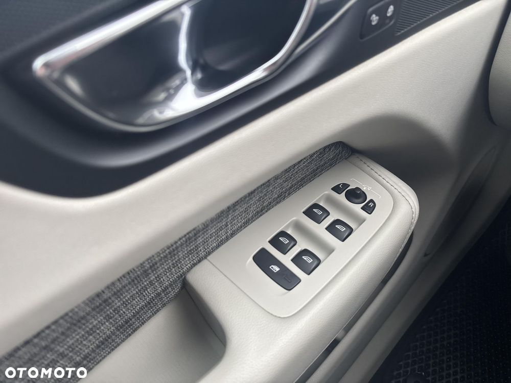 Volvo XC 60 D4 AWD Momentum - 22