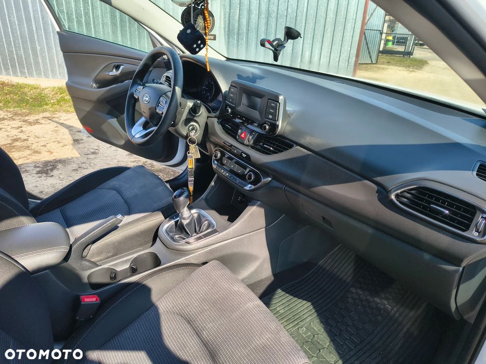 Hyundai i30 1.5 DPI Classic + - 23
