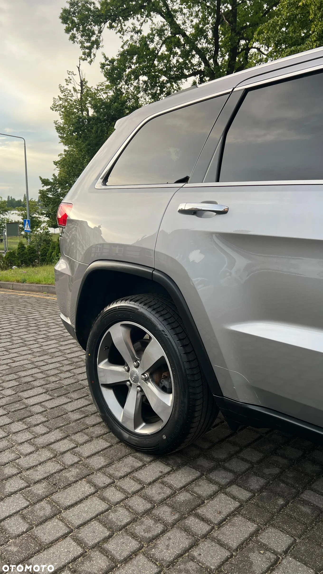 Jeep Grand Cherokee - 16