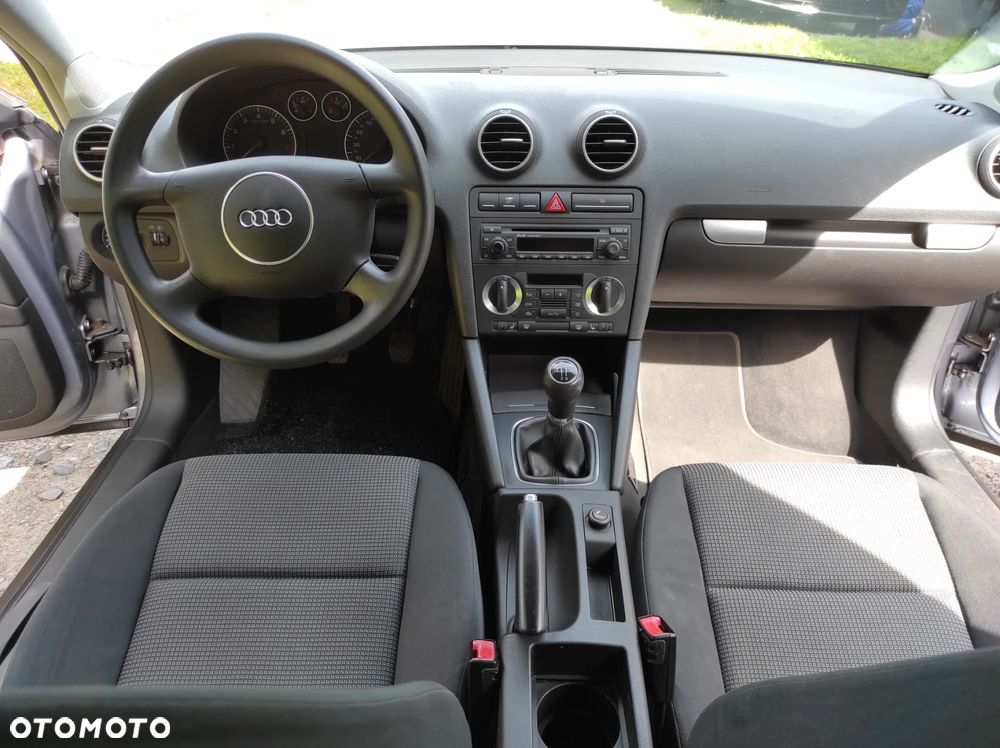 Audi A3 3-drzwiowe 1.6 Attraction - 12