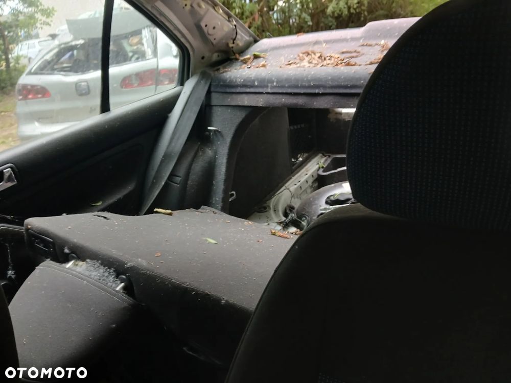 volkswagen bora LB7Z fotel fotele kanapa deska kokpit podsufitka boczek boczki klamka podłokietnik - 6