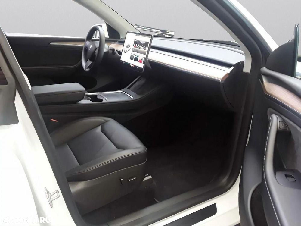 Tesla Model Y - 7