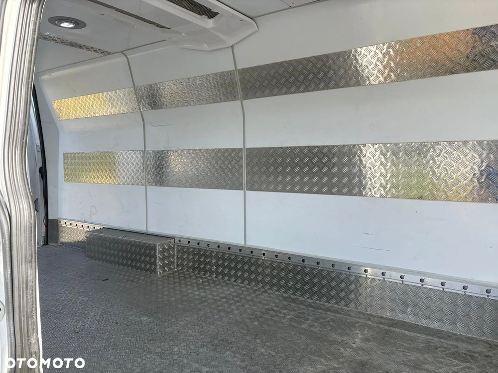 Mercedes-Benz Sprinter - 9