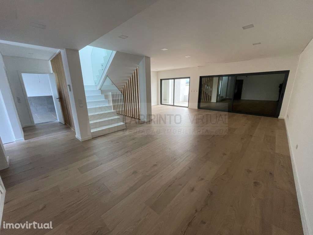 Vende-se Moradias T4 em Condomínio privado, no Fanqueiro - Loures - Grande imagem: 2/33