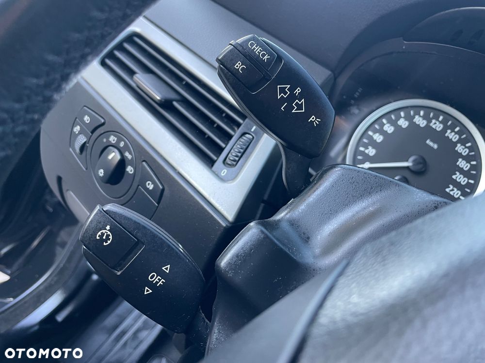 BMW Seria 5 525i Touring - 33