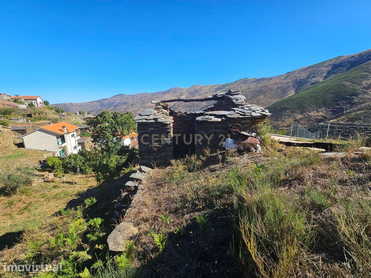 TERRENO COM CASA DE XISTO PARA RECUPERAR – SOITO DA RUIVA, SERRA DO AÇ - Grande imagem: 3/12