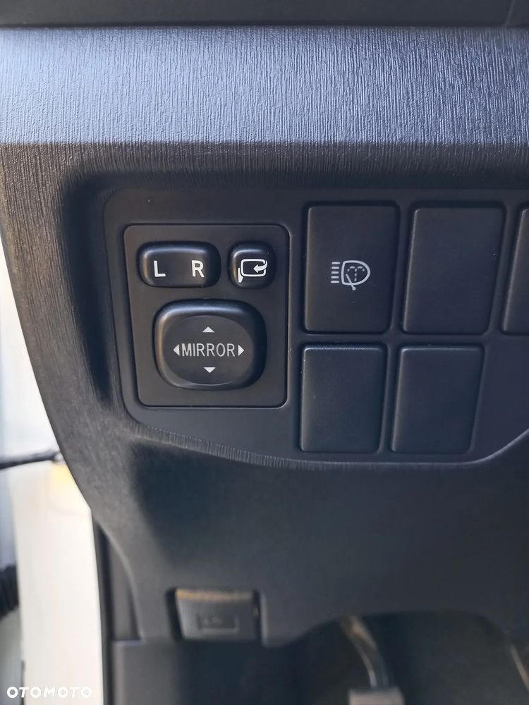 Toyota Prius (Hybrid) Executive - 17