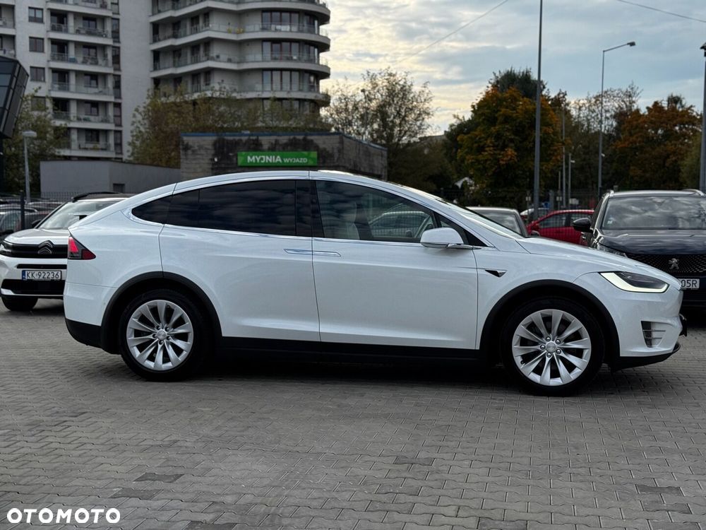 Tesla Model X - 7