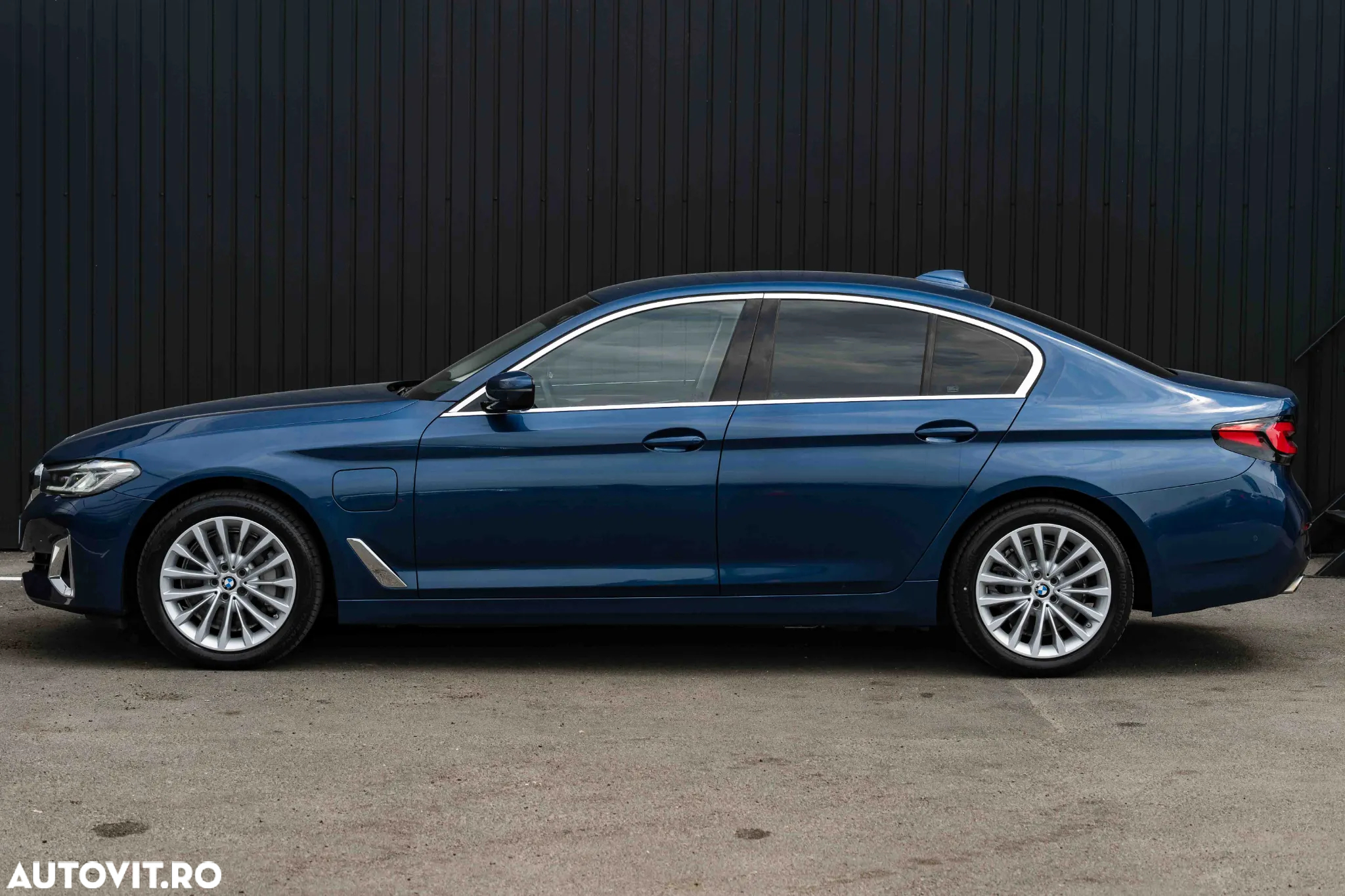 BMW Seria 5 530e Aut. Luxury Line - 12