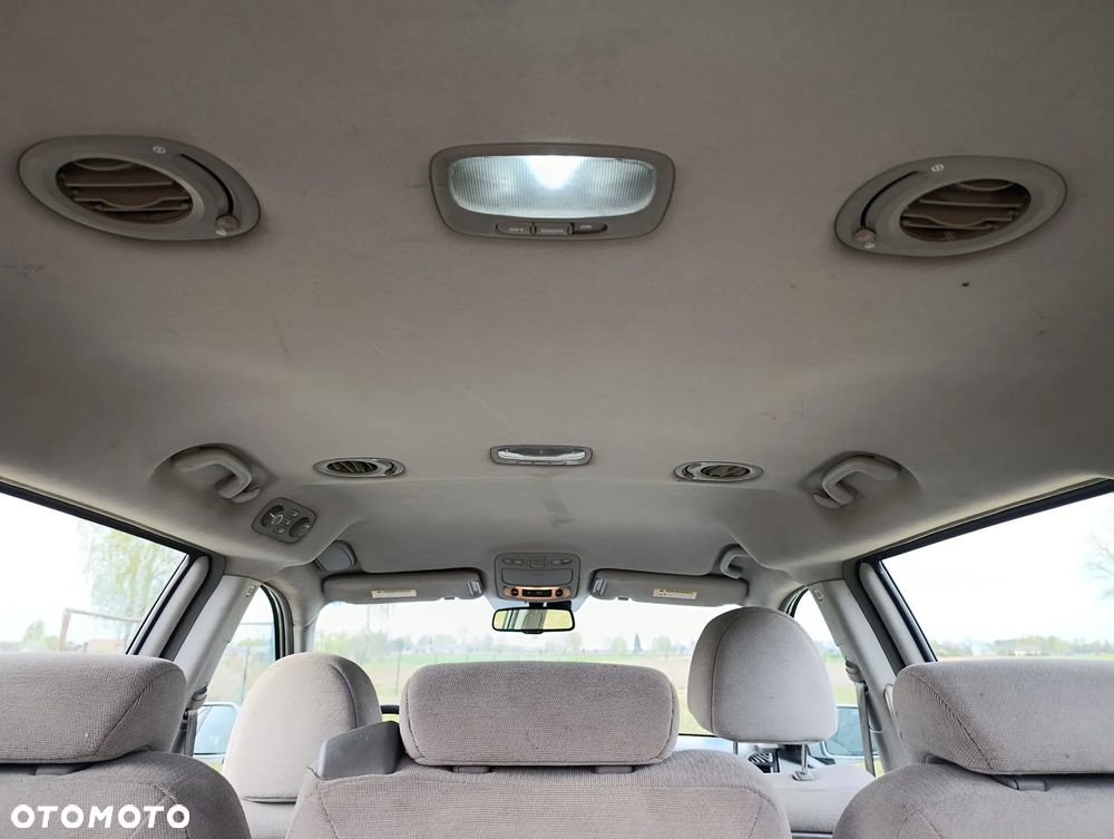 Kia Carnival - 8